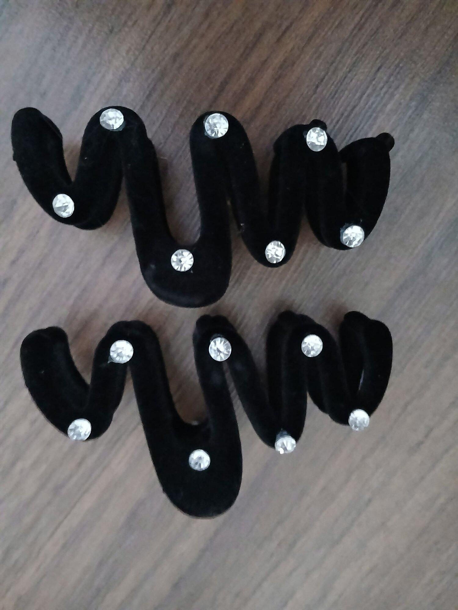 Элегантность и стиль в каждой детали — новые чёрные заколки!