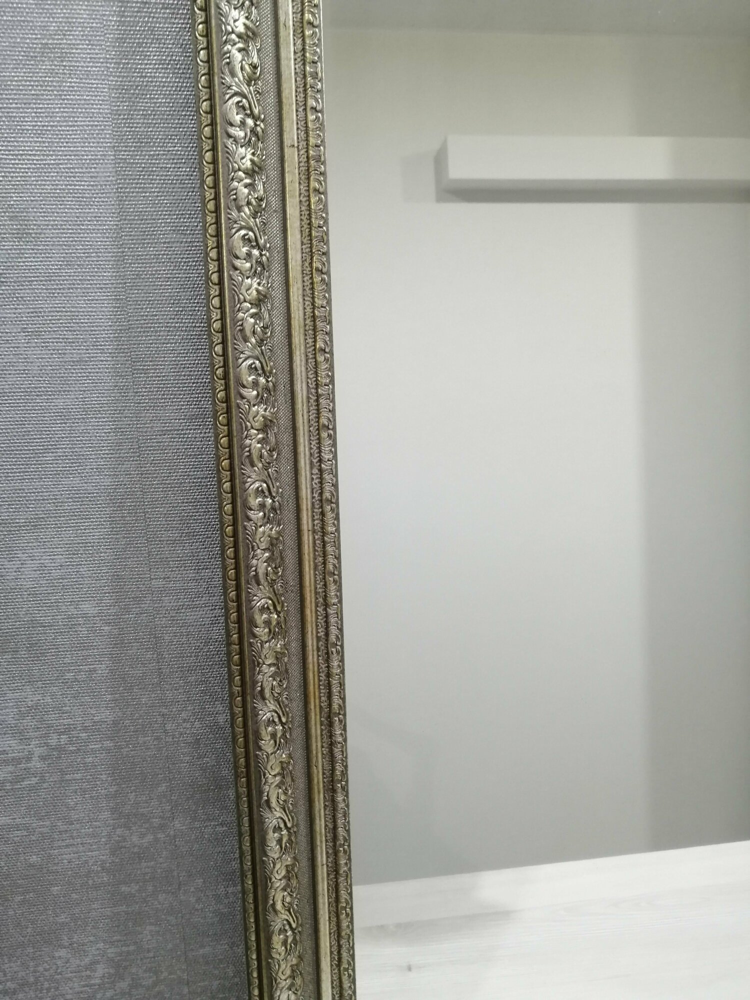 Зеркало в багетной раме настенное интерьерное для спальни прихожей подвесное 140х65 - фотография № 6