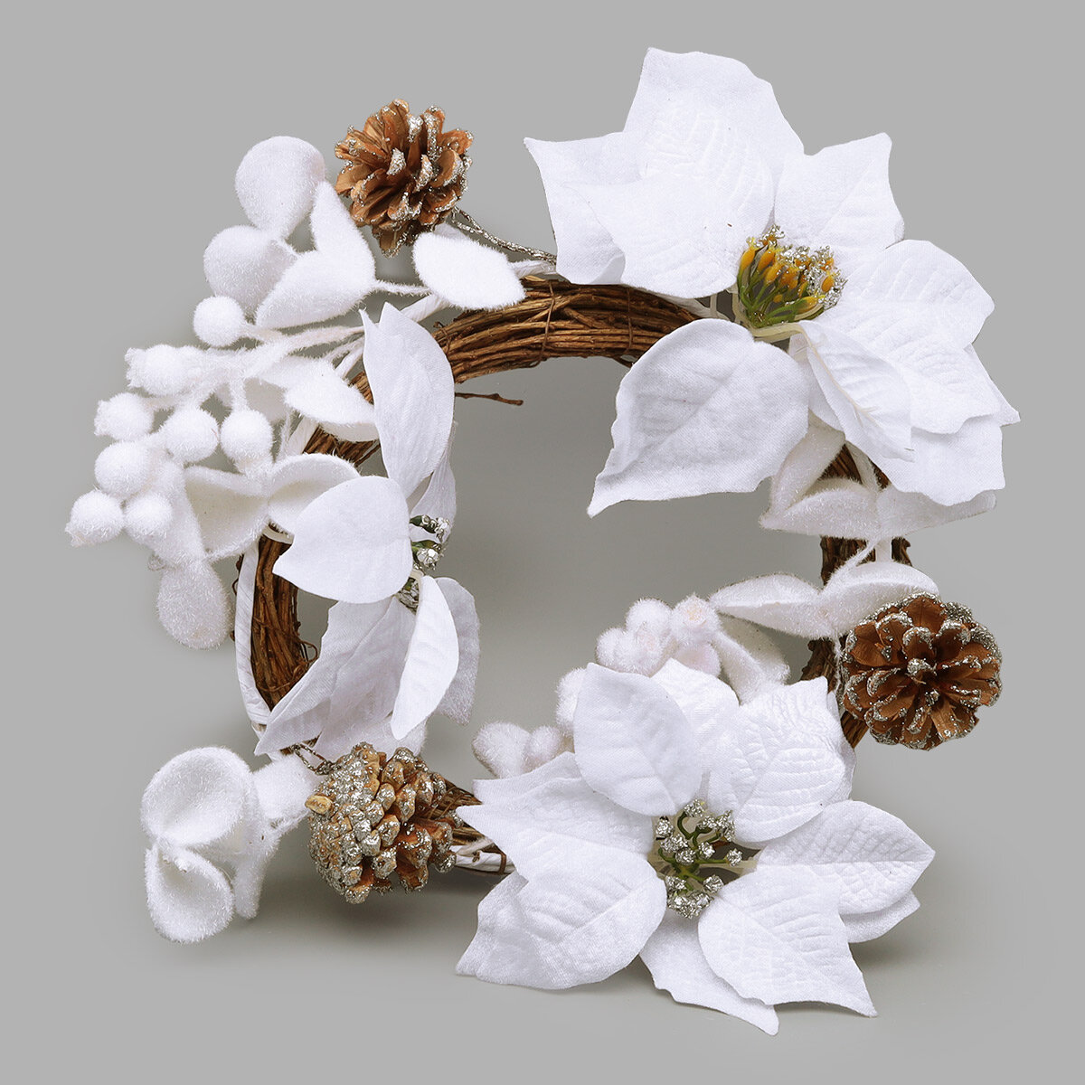 Венок с шишками и пуансеттией Айрис XY22-220 30 см (белый)