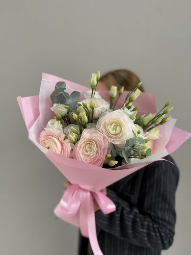 Изображение товара Букет AURA BUKET, из ранункулюсов, эвкалипта и белой эустомы, живые цветы
