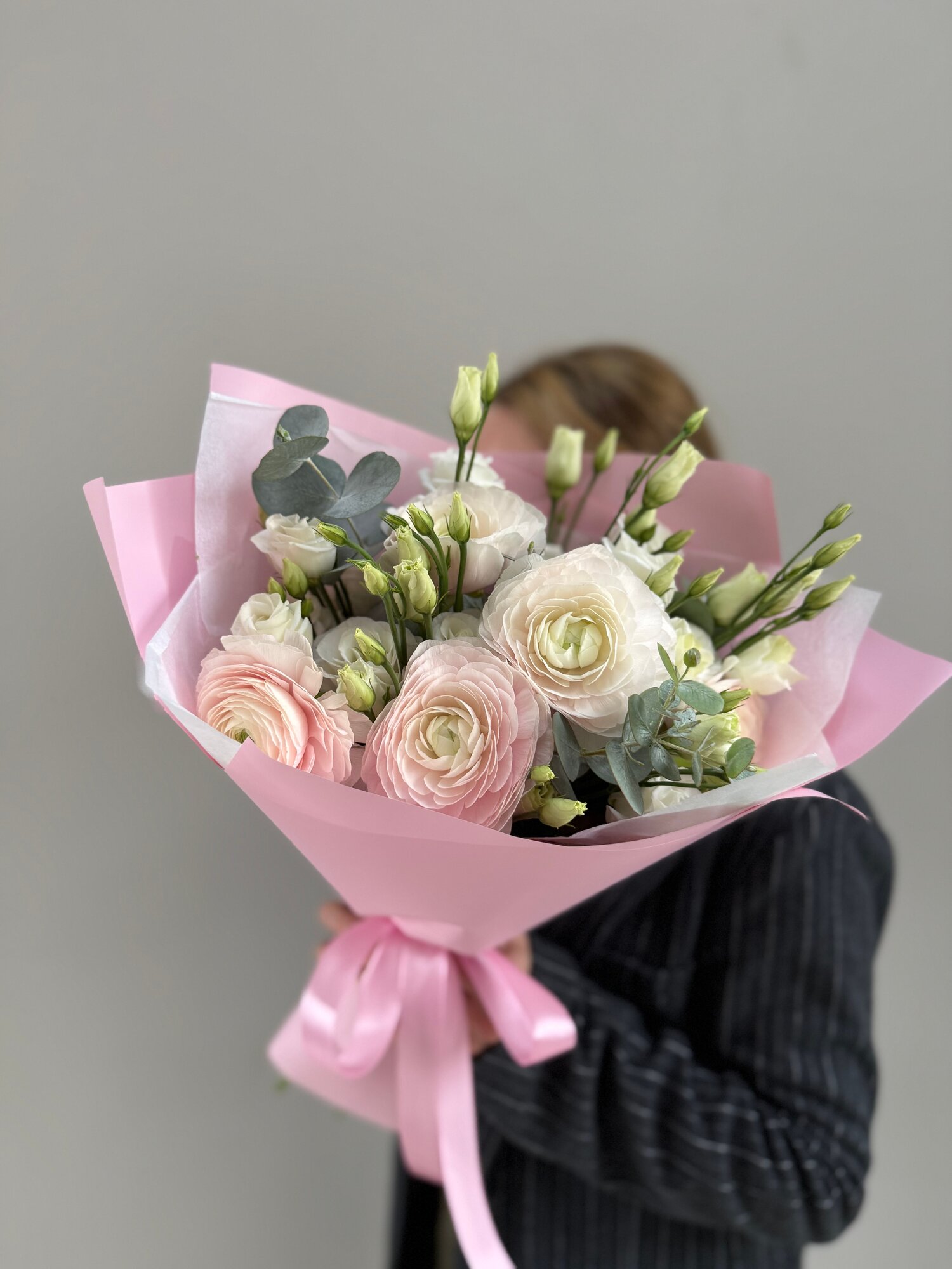 Букет AURA BUKET из ранункулюсов эвкалипта и белой эустомы живые цветы