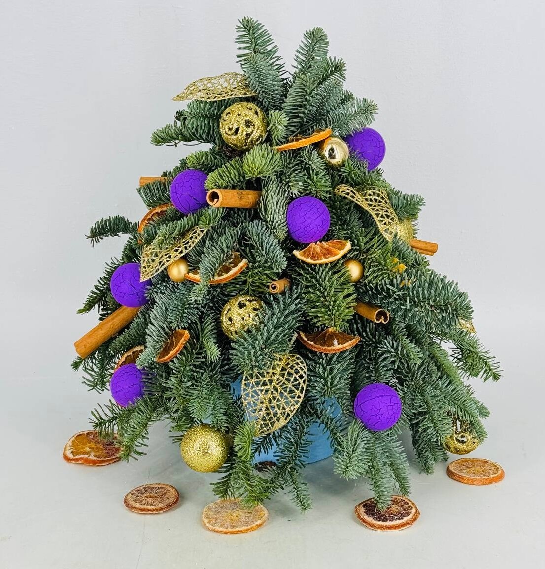 Новогодняя ёлочка нарядная из живого нобилиса в шляпной коробке ручная работа