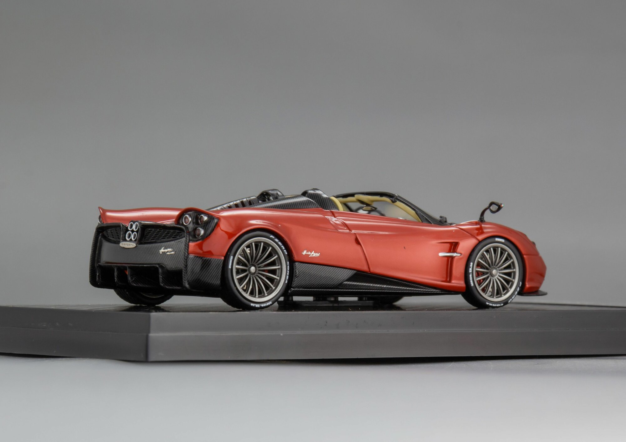 1:43 Pagani Huayra Roadster - 2017, Коллекционная масштабная модель от Almost Real — фото 1