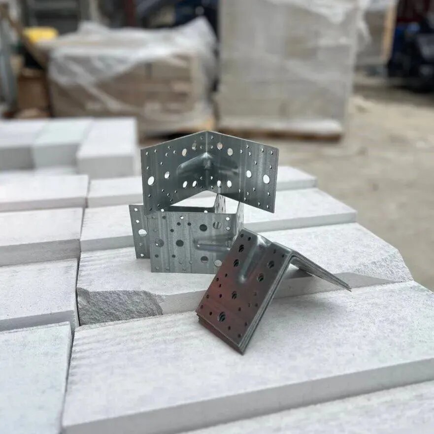 Уголок усиленный 50х50х35х1,5 (20шт/упаковка перфорированный — фото 1