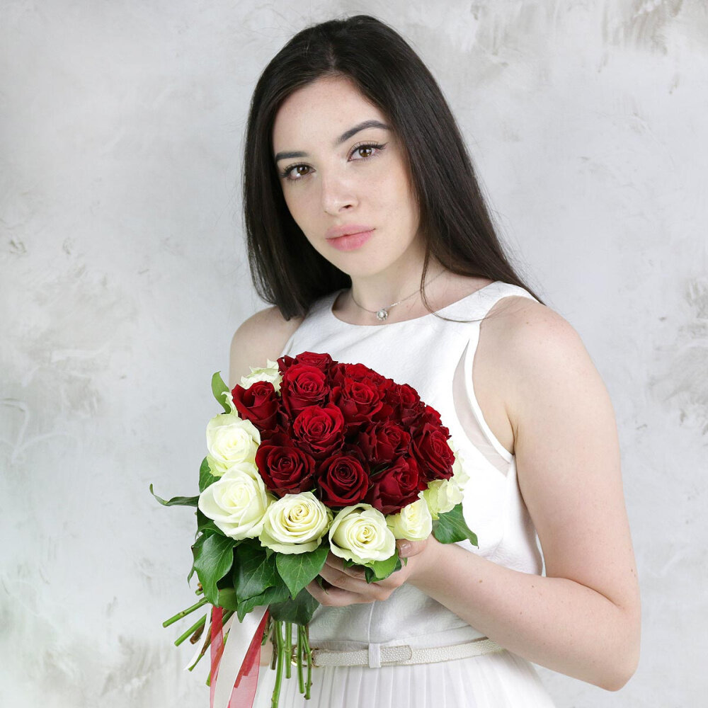 Букет невесты "Букет Маркет" розы под ленту красный и белый 32 см