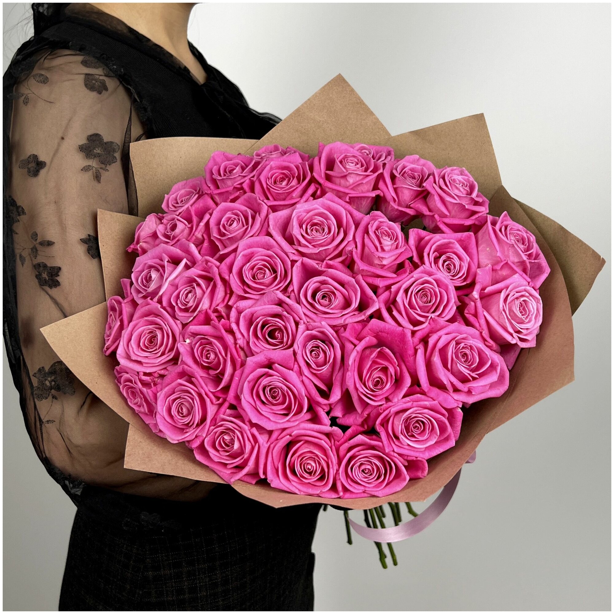 Букет моно из 35 розовых роз. Букет AR0374 ALMOND ROSES