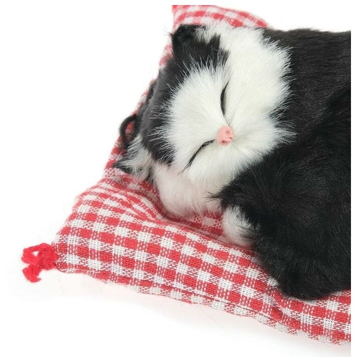 Игрушка на панель авто, кошка на подушке, черно-белый окрас
