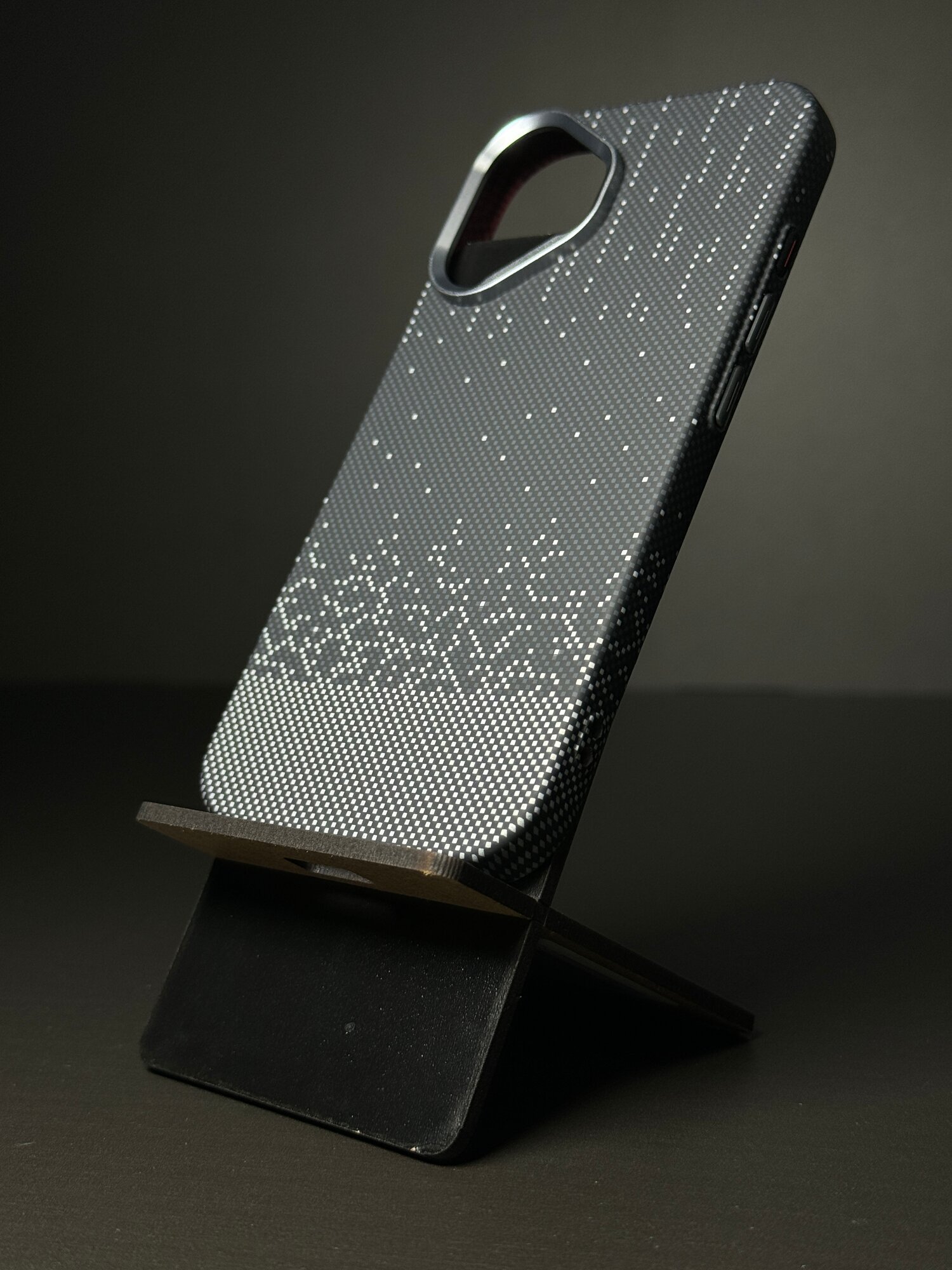 Чехол - накладка на Айфон 16 с МагСейф из Кевлара / Чехол - накладка на iPhone 16 с MagSafe Kevlar LUXO Life+ / MOSBROS, черный с белым узором, карбоновый