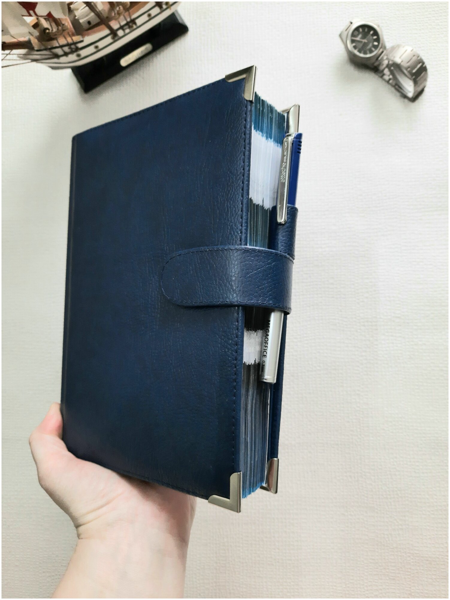 Недатированный мужской ежедневник "Гаджеты", А5, в книжном переплёте, 198 л, обложка из экокожи