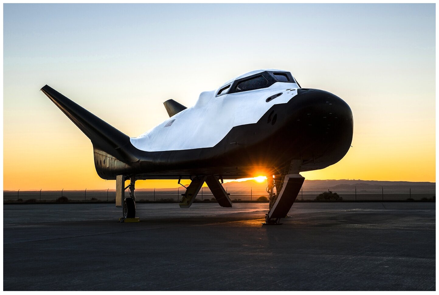 Постер / Плакат / Картина на холсте Dream Chaser на рассвете