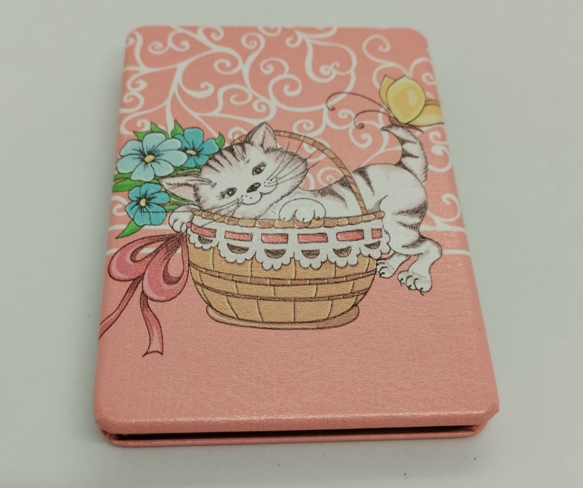 Зеркало кожаное, прямоугольное "Кошка в корзине"