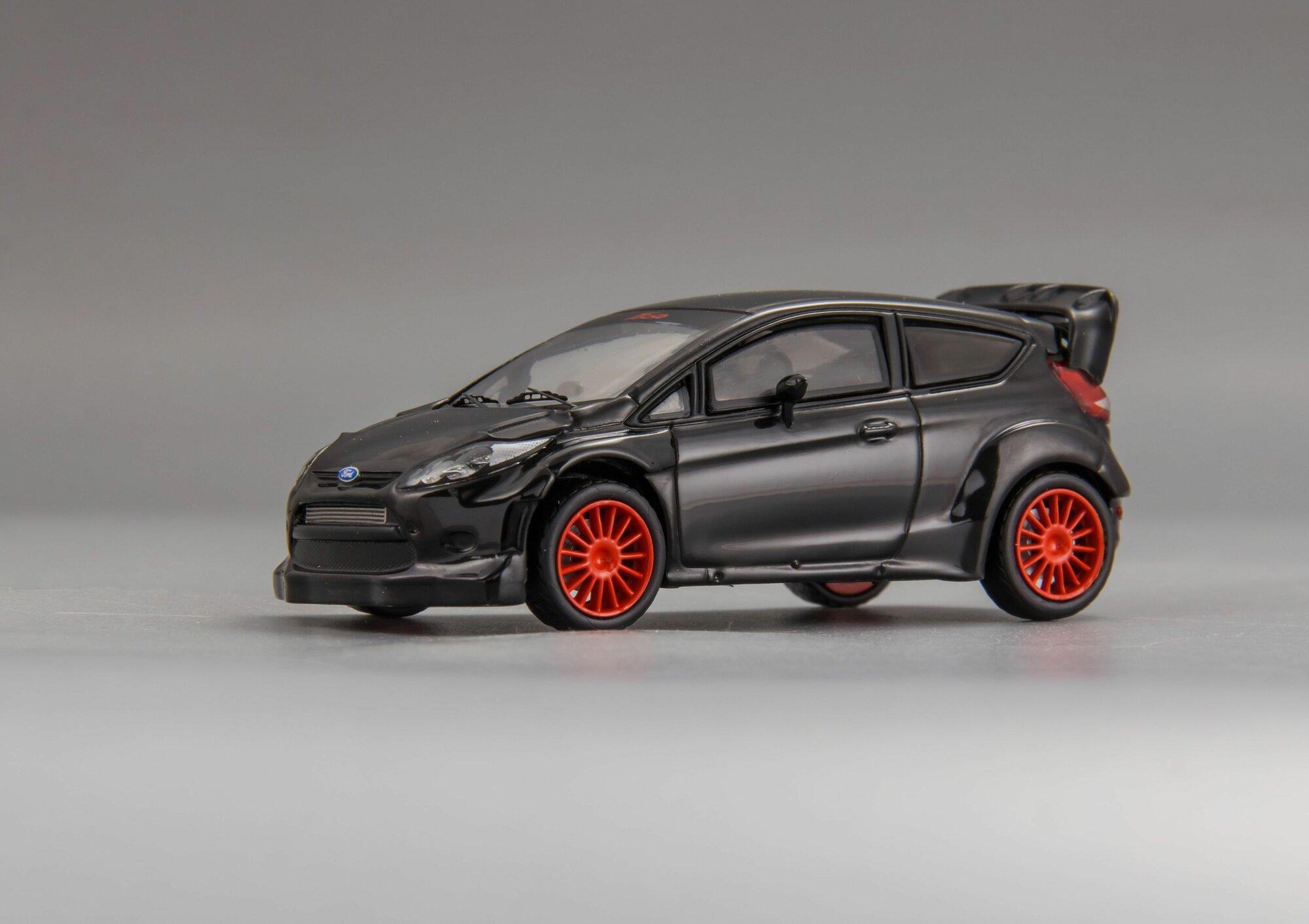 Коллекционная масштабная модель 1:43 Ford Fiesta RS WRC - 2011 от IXO — фото 1