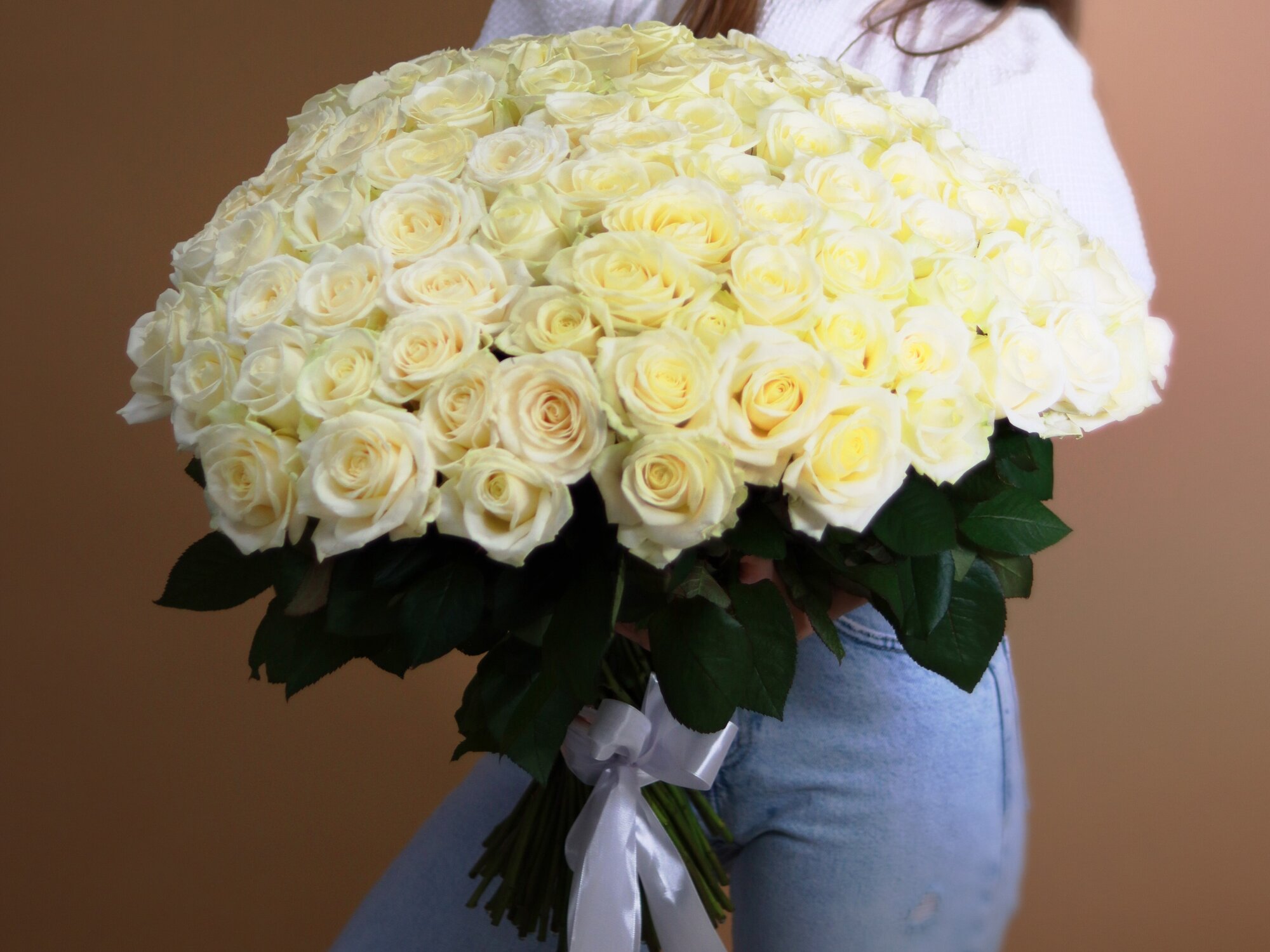 Букет цветов из 101 белой розы Россия
