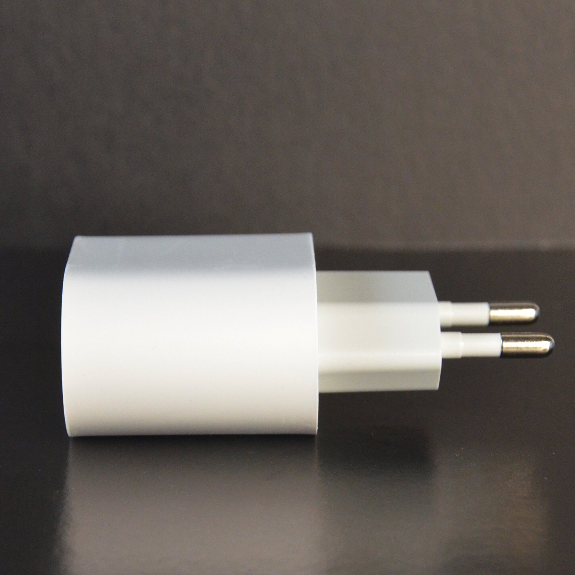 Адаптер 20W для iPhone iPad AirPods USB-C Type C зарядка для телефона белый