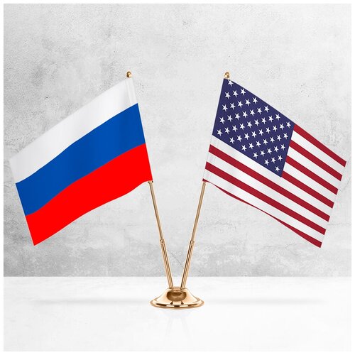 Настольные флаги России и США на металлической подставке под золото настольные флаги россии и китая на металлической подставке под золото
