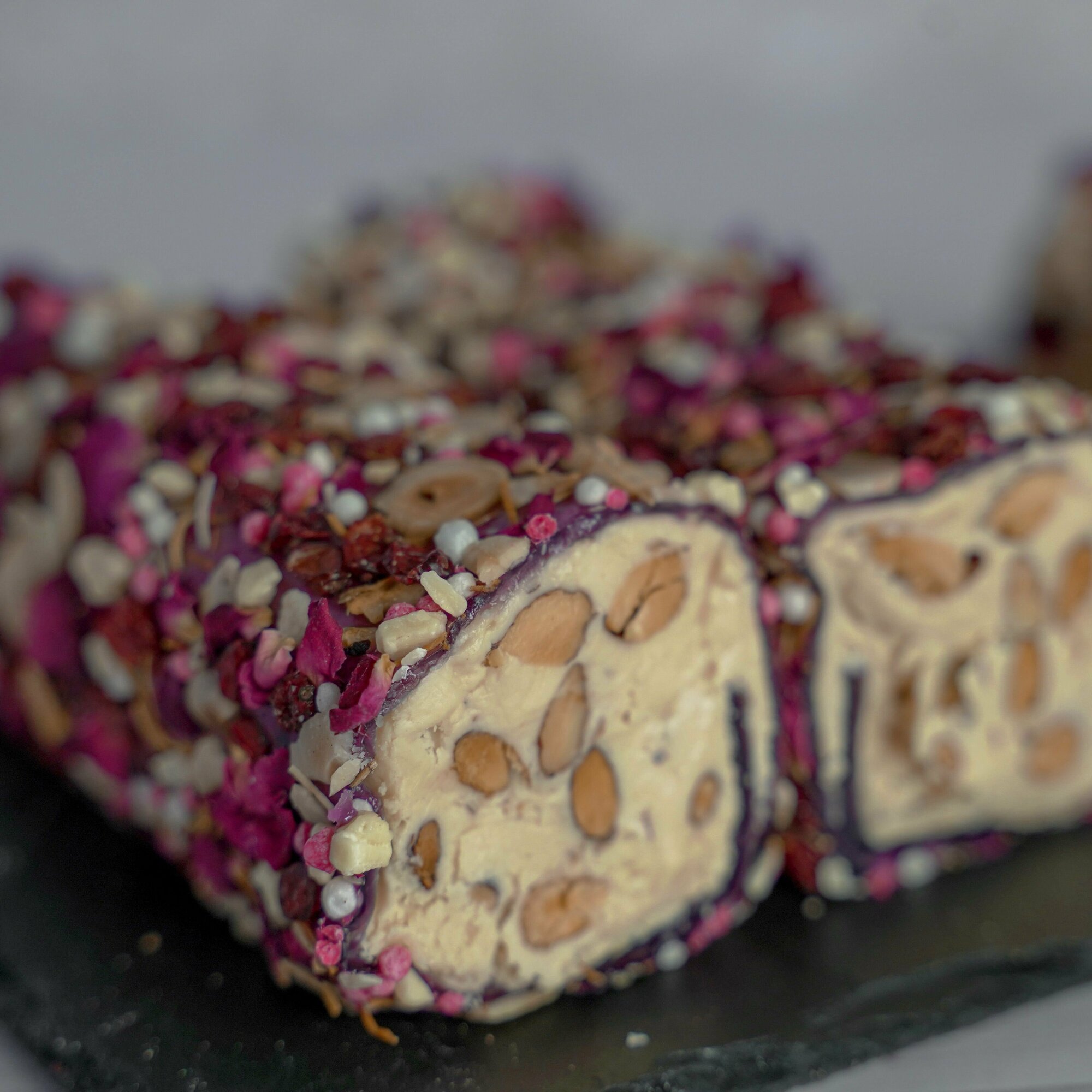 Лукум коктейль султан с розами, белым шоколадом, орехами и кремом 500 гр. Турция - фотография № 2