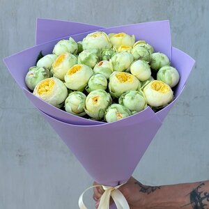 Букет из 15 желтых кустовых пионовидных роз "Пиони Баблз" / Радуга Букет