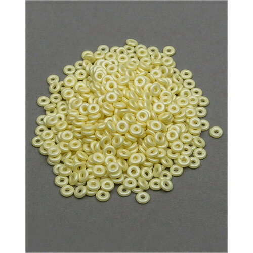 Бусины стеклянные O bead, размер 1,3х4 мм, диаметр отверстия 1,4 мм, цвет: Alabaster Pastel Yellow, 15 грамм (около 495 шт).