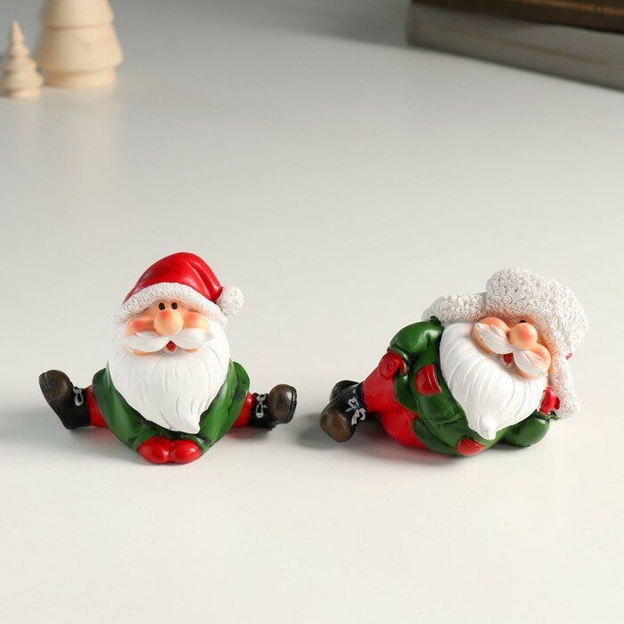 фото Сувенир полистоун "Дед Мороз в зелёном кафтане в колпаке, баловник" микс 9х5х7,5 см