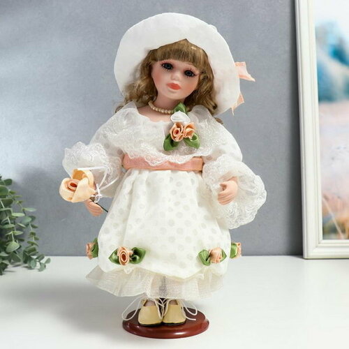 фото Кукла коллекционная керамика "шелли в белом платье, шляпе и с розой" 30 см сима-ленд