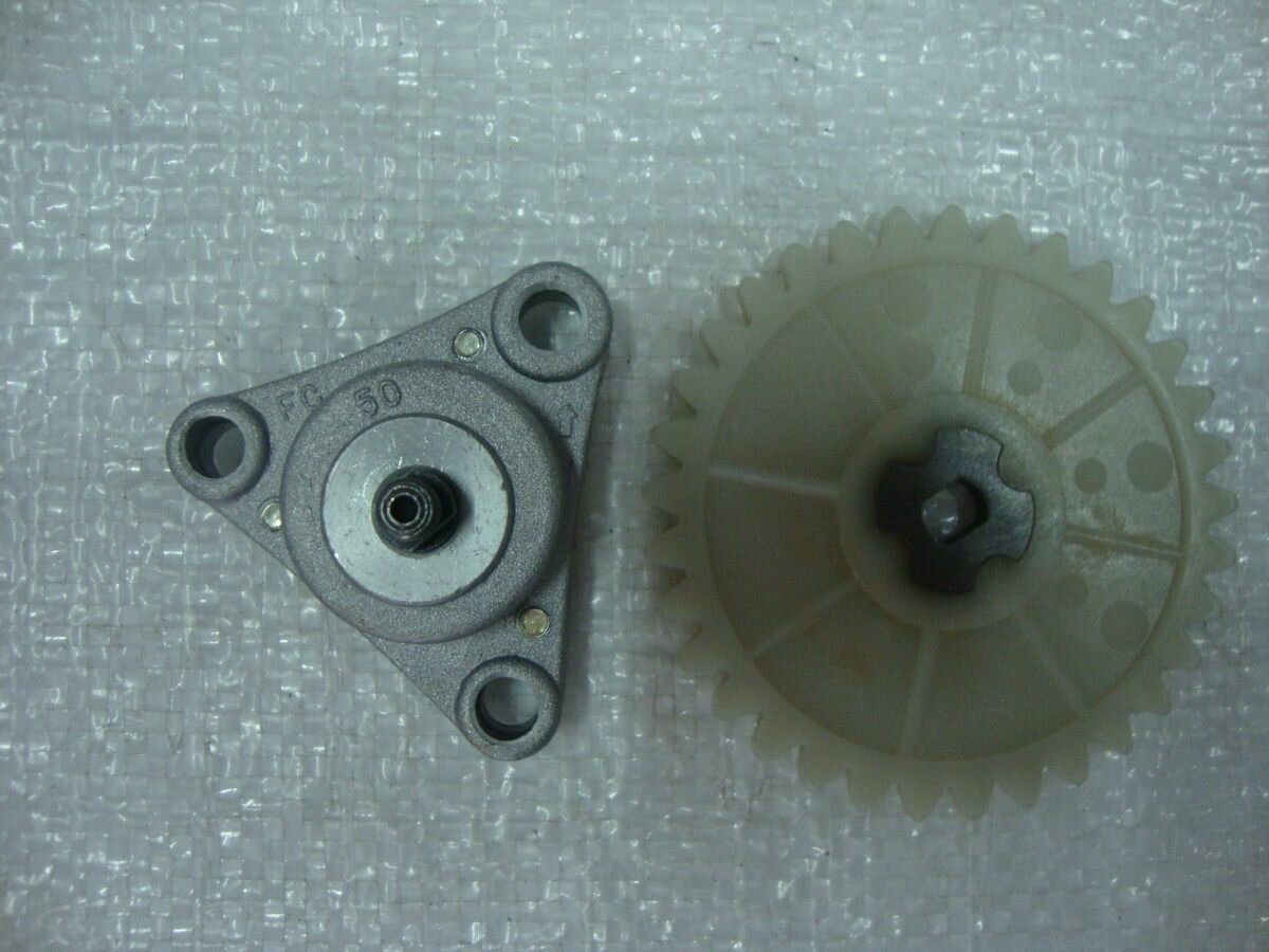 Насос масляный в комплекте с шестерней 139QMB (GY6-50-80) (шестерня 33 зуба)
