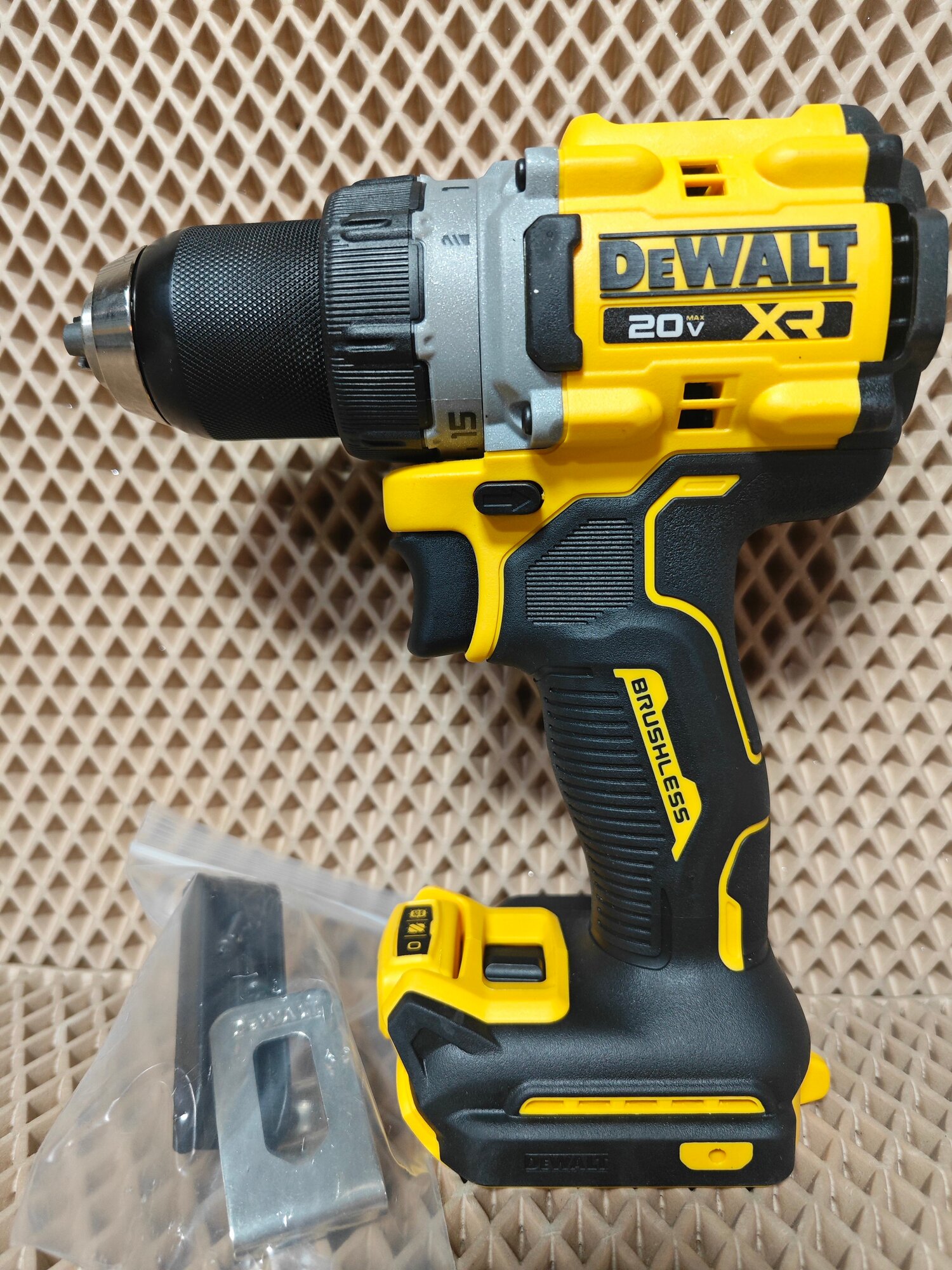 Аккумуляторная безударная бесщеточная дрель-шуруповерт DEWALT DCD800E1T, 18 В, PowerStack 1.7Ач - фото №5