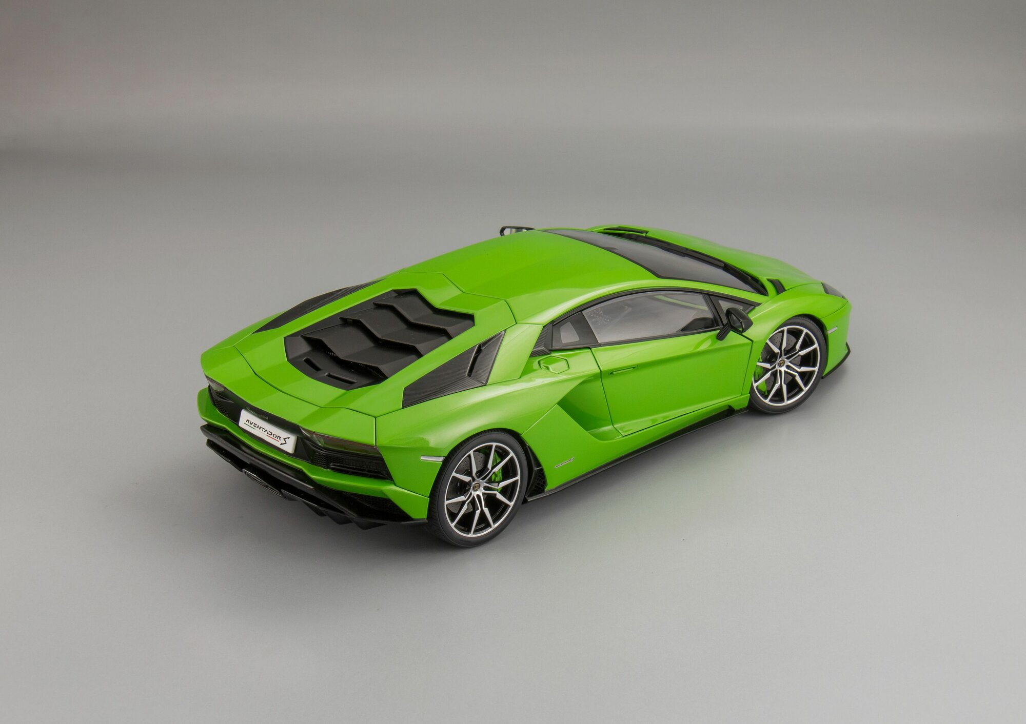 1:18 Lamborghini Aventador S - 2017, Коллекционная масштабная модель от AUTOart — фото 1
