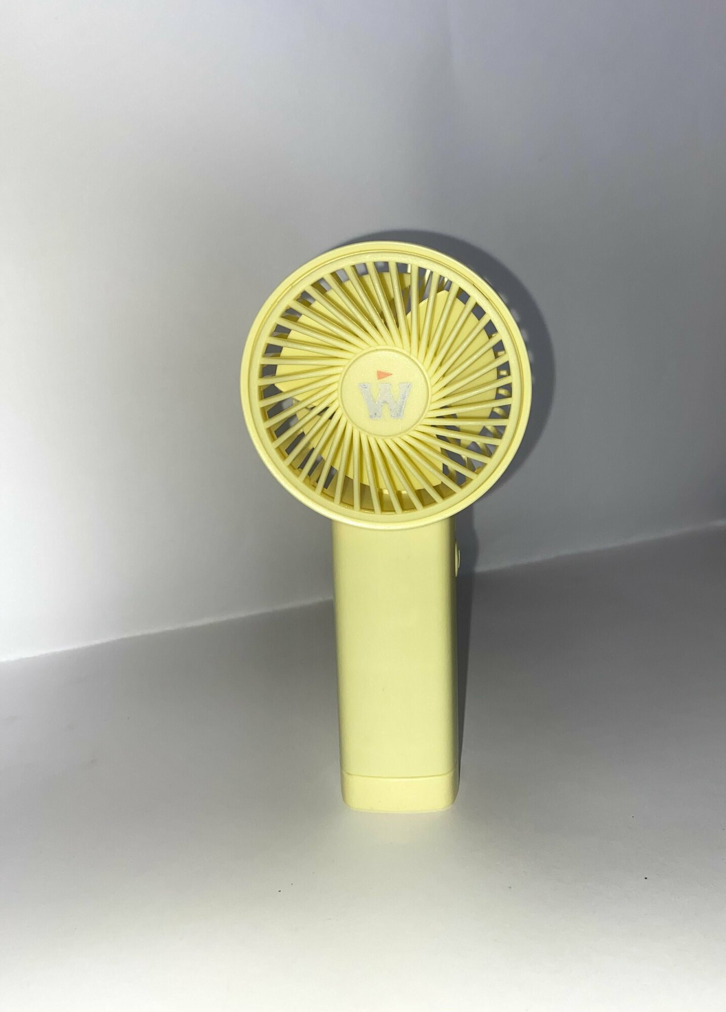 Ручной портативный вентилятор Wellfort, беспроводной, желтый, кабель в комплекте - фотография № 5