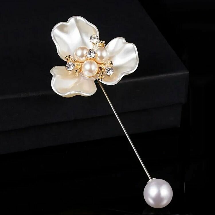 Брошь, кристаллы Swarovski, жадеит синтетический