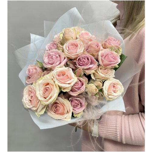 Нежный букет 7 розовых кустовых роз №31