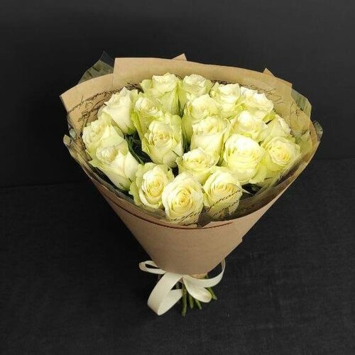 19 кремовых роз в романтичной упаковке