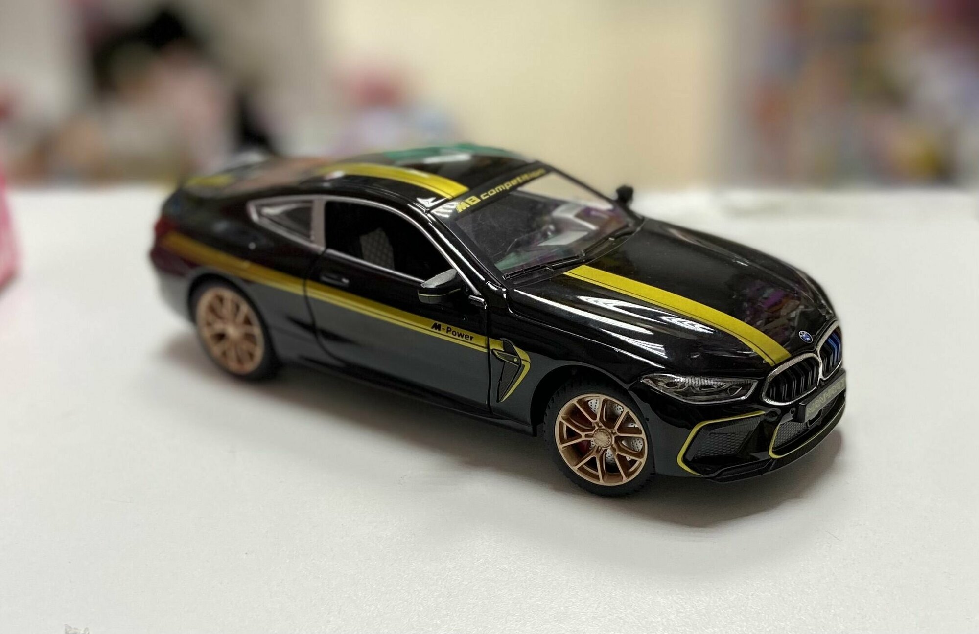 Машинка металлическая инерционная БМВ (BMW M8) 1:24