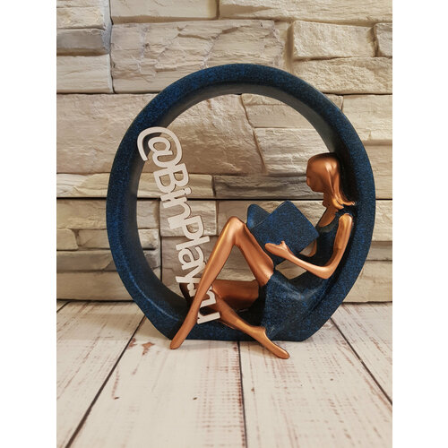 Статуэтка Девушка с книгой