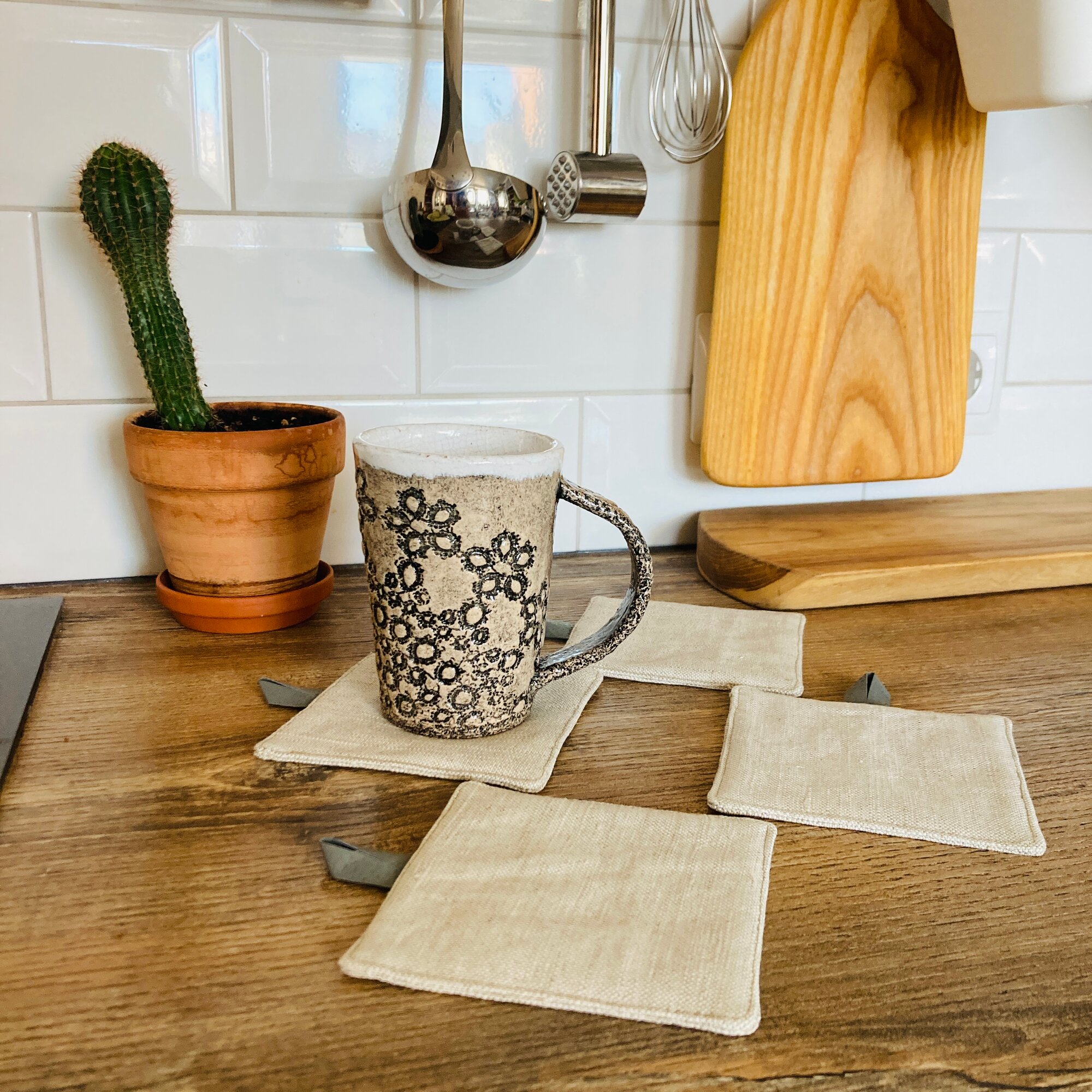 фото Подставка под горячее из 100% льна 11.5 см, 4 шт. льняная, квадратная, с кожаной петелькой