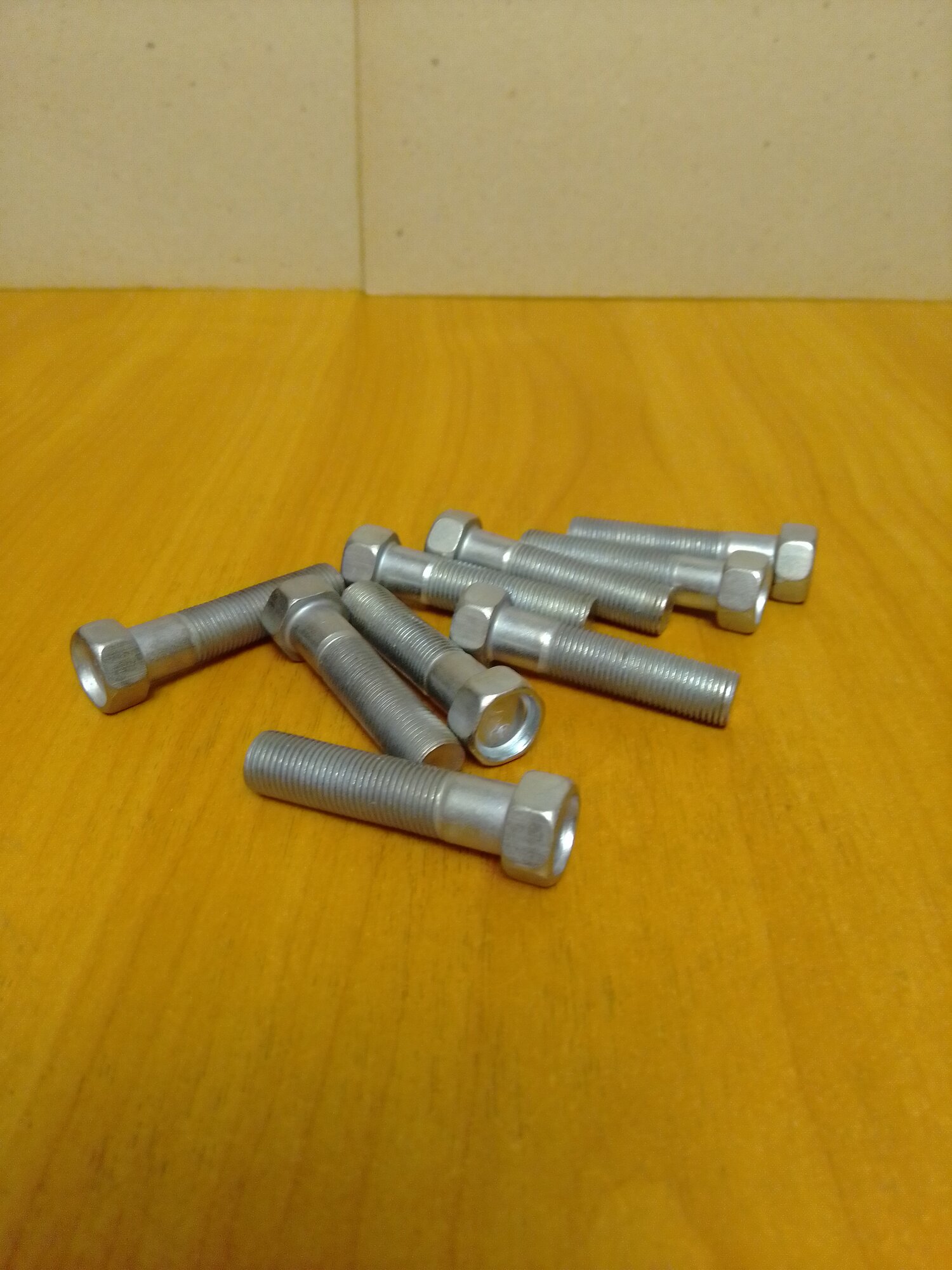 фото 201525-п29. Болт М10х1х42 для автомобилей (чашки нижнего рычага Волга и др.). Красная Этна