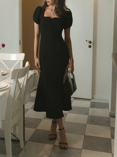 элегантное черное платье миди и туфли лодочки