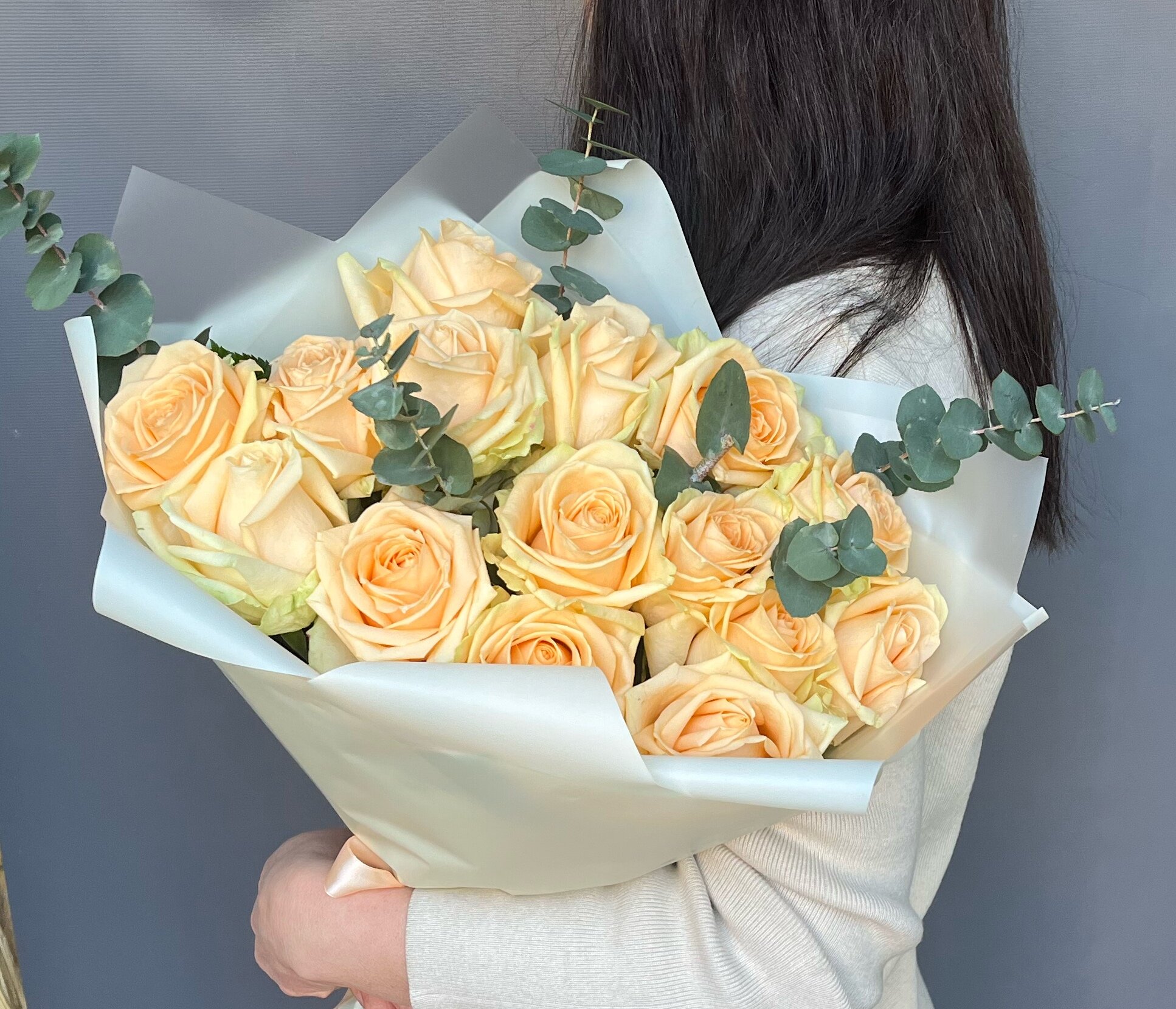 Букет роз персикового цвета 50см с эвкалиптом