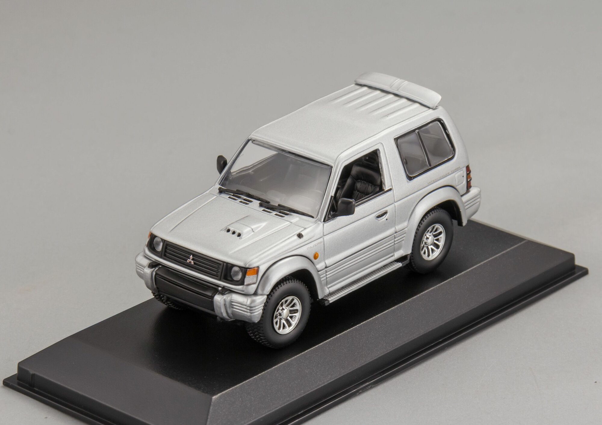 Коллекционная масштабная модель 1:43 Mitsubishi Pajero SWB - 1991 от Maxichamps