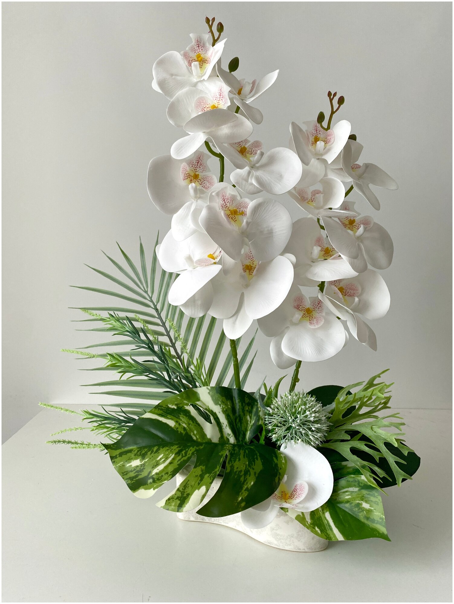 Искусственная орхидея, композиция из искусственных цветов и растений