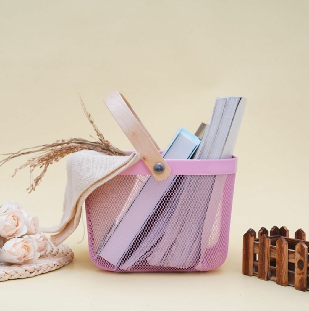 Корзина для хранения металлическая с деревянной ручкой, розовая - фотография № 1