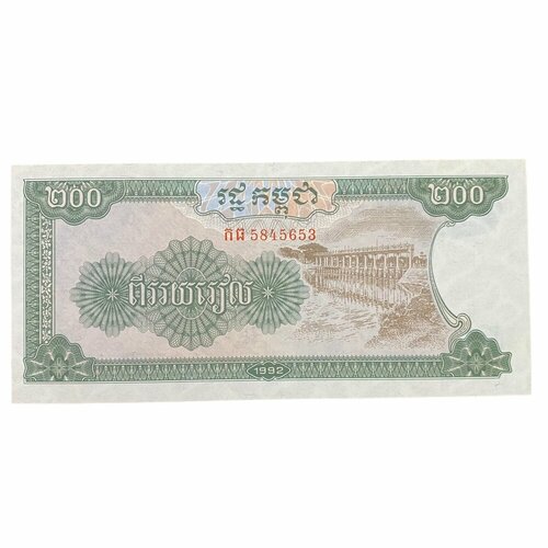 Камбоджа 200 риэлей 1992 г. (2) банкнота камбоджа 500 риэлей 2014 год unc