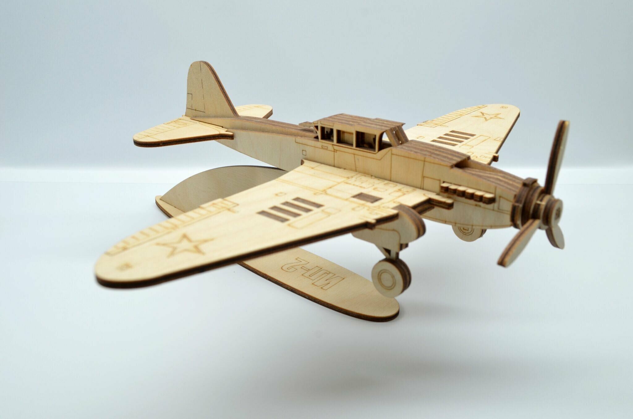 Модель-конструктор самолета из фанеры Ил-2