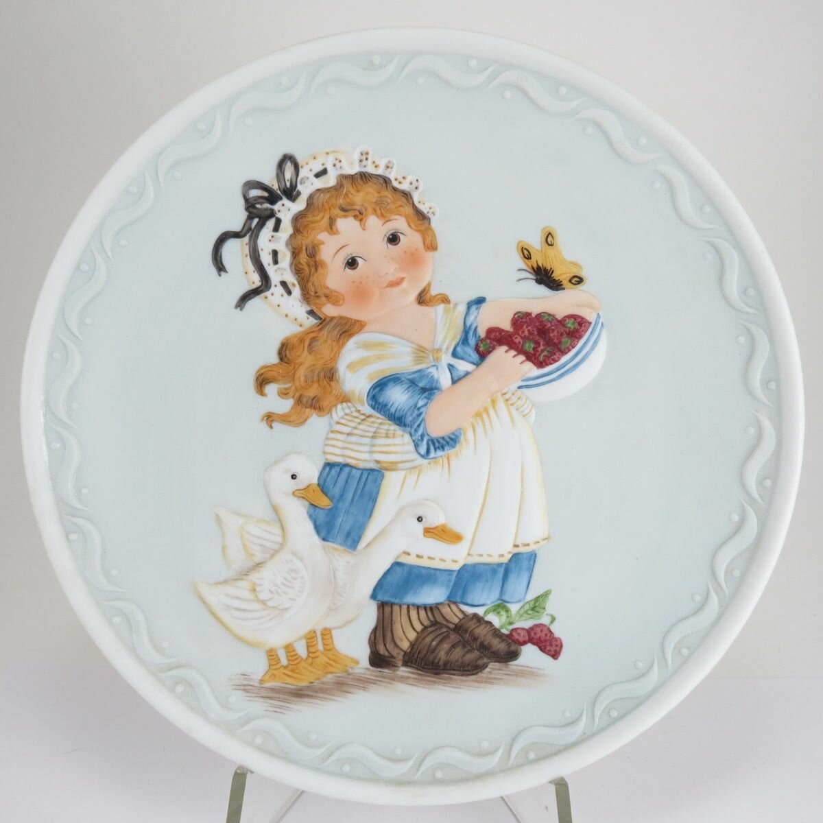 фото Тарелка-барельеф "Детская коллекция на Барельефах: Просто Прелесть". Фарфор, деколь, ручная роспись. США, Franklin porcelain, 1982