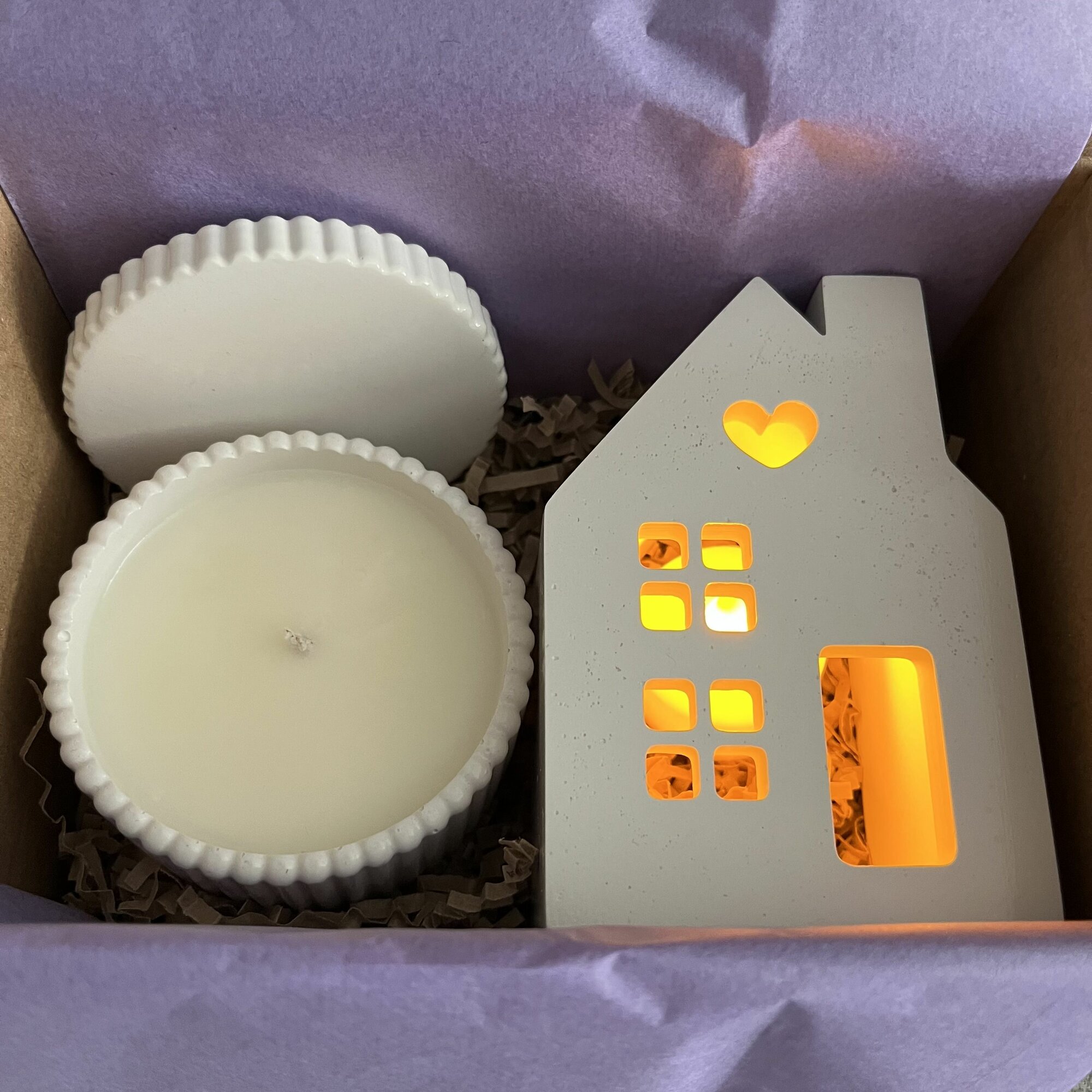 Подарочный набор  Семейный очаг  белый  свеча 100 мл и декоративный домик