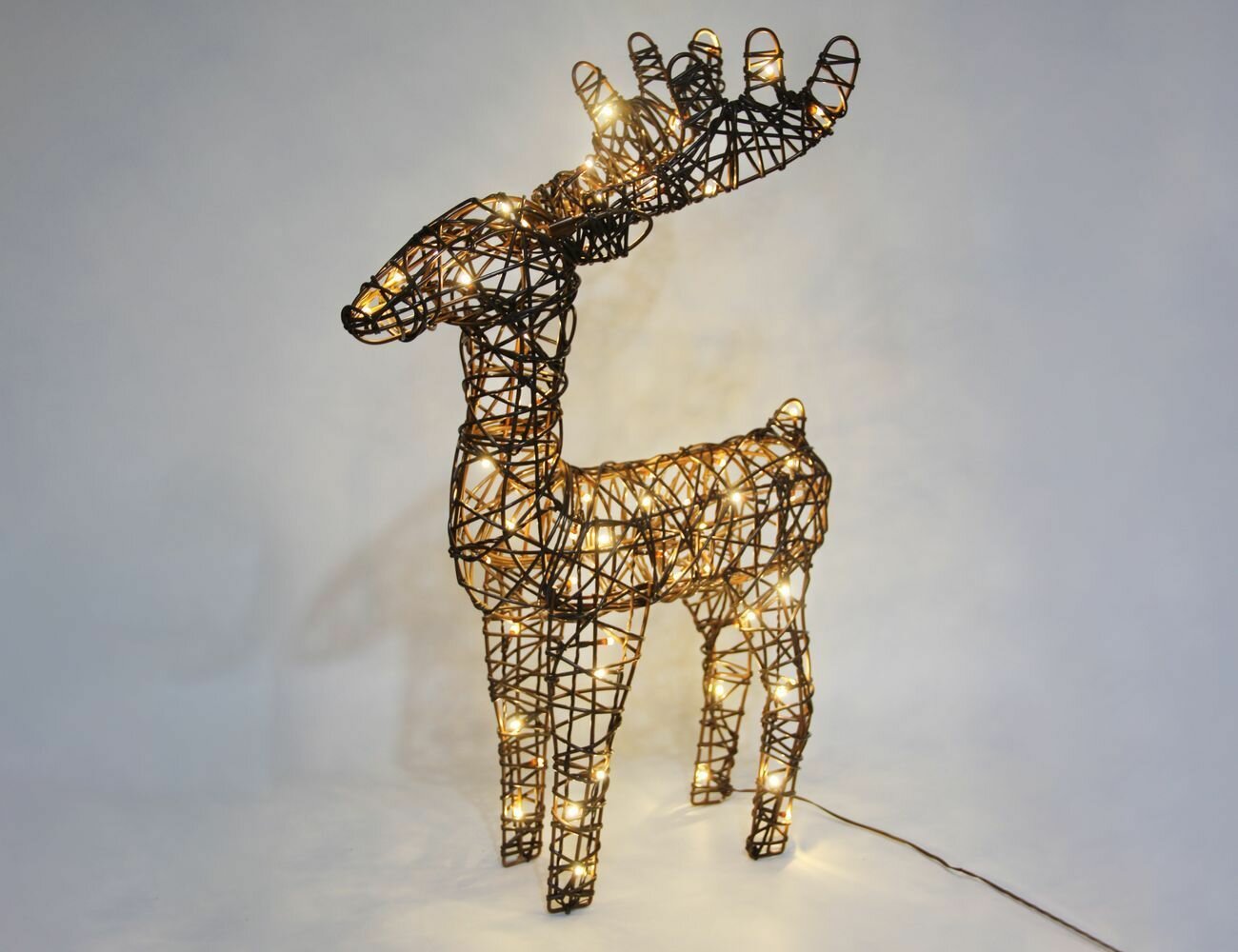 Светящаяся фигура олень ФИЛ ротанг 50 тёплых белых LED-огней 60 см Winter Deco 4080240