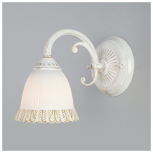 фото Классическое бра со стеклянным плафоном eurosvet 60107/1 белый с золотом