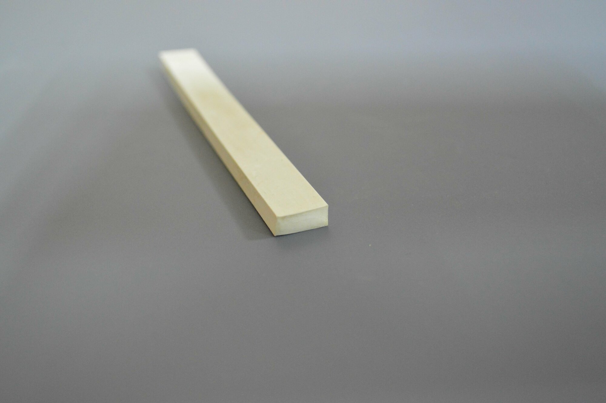 Шнур уплотнительный из вакуумной резины светлый размер 3х6 мм, длина 6 метров