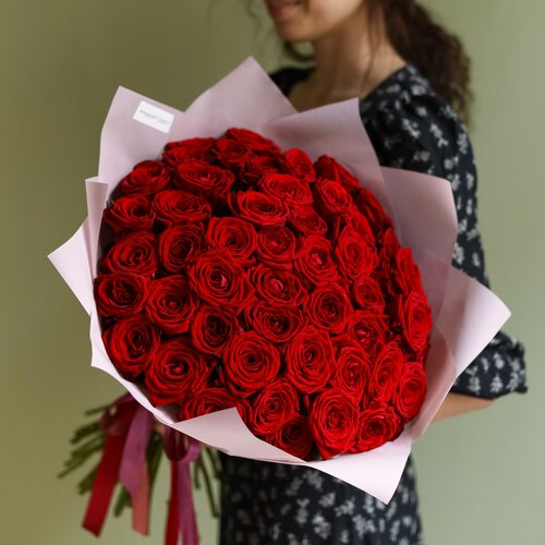 Моно-букет из 51 классической красной розы «Ред Наоми» в пленке L