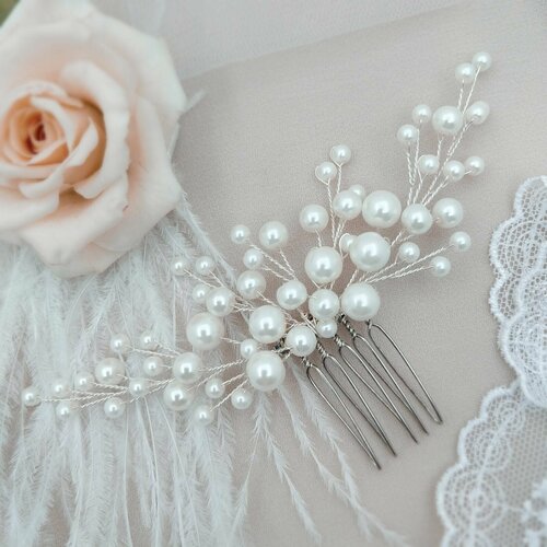 Гребень из жемчуга белого цвета на посеребренной проволоке ручной работы