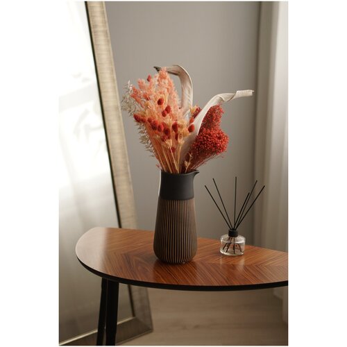 Сухоцветная композиция в персиковой гамме в керамической вазе